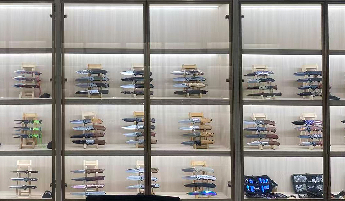 Outdoor knife model room display